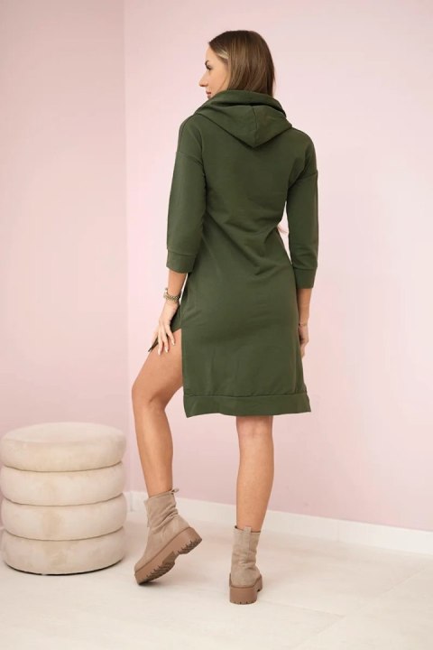 Sukienka z dłuższym tyłem i kolorowym nadrukiem khaki