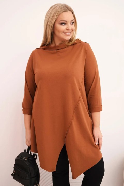Bluzka damska bawełniana Plus Size asymetryczna z podwijanym rękawem ciemno camelowa