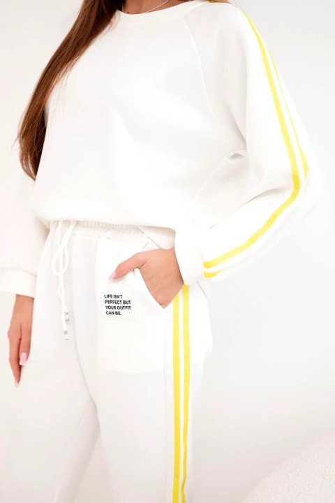 Komplet dresowy damski Masełko z lampasami i luźną bluzą biały