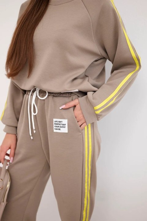 Komplet dresowy damski Masełko z lampasami i luźną bluzą fango