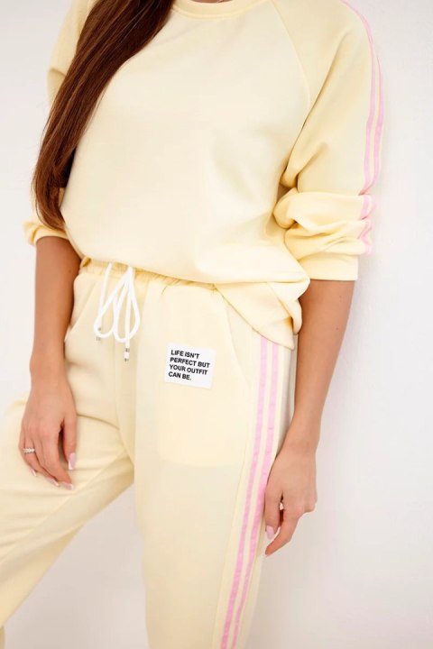 Komplet dresowy damski Masełko z lampasami i luźną bluzą żółty
