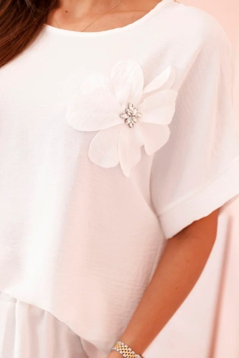 Komplet damski z wiskozy z ozdobnym kwiatem i szerokimi spodniami biały