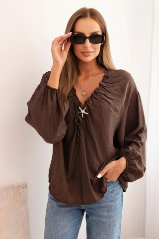 Bluzka damska z wiskozą z marszczonym dekoltem i ozdobą brązowa