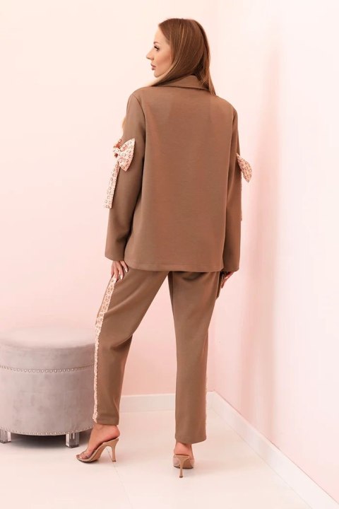 Komplet damska z wiskozą - marynarka z klapami i spodnie z lampasem camelowy