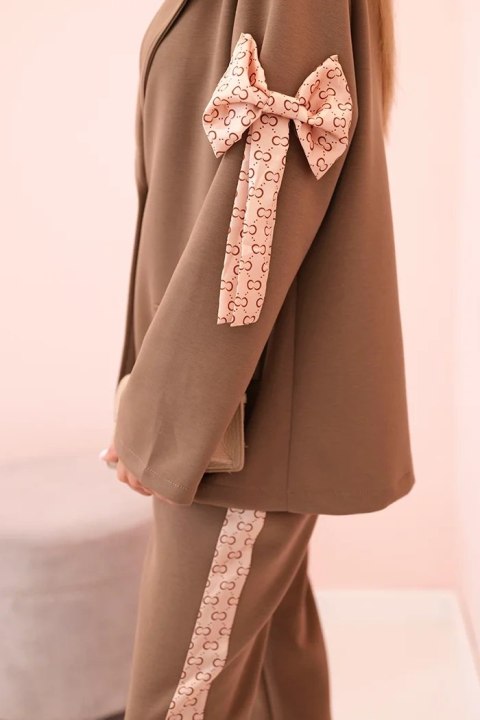 Komplet damska z wiskozą - marynarka z klapami i spodnie z lampasem camelowy