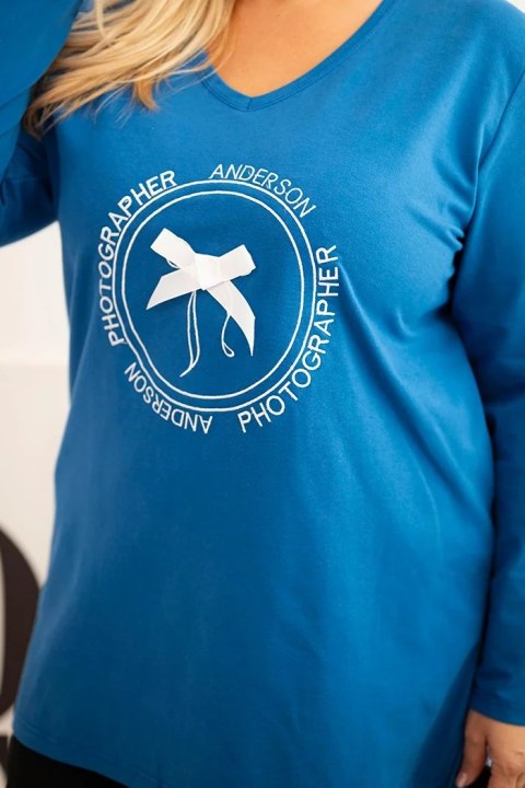 Bluzka damska z dłuższym tyłem i nadrukiem chabrowa