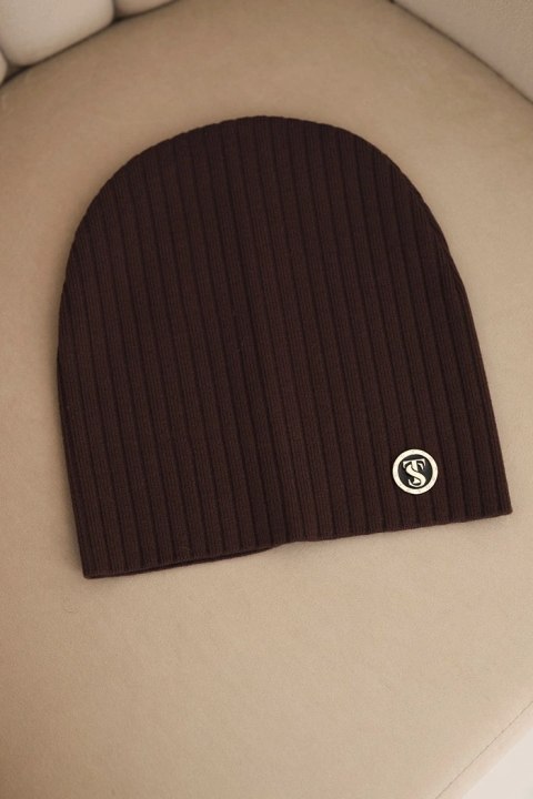 Czapka damska prążkowana z ozdobnym guzikiem z dodatkiem wiskozy i modalu brązowa