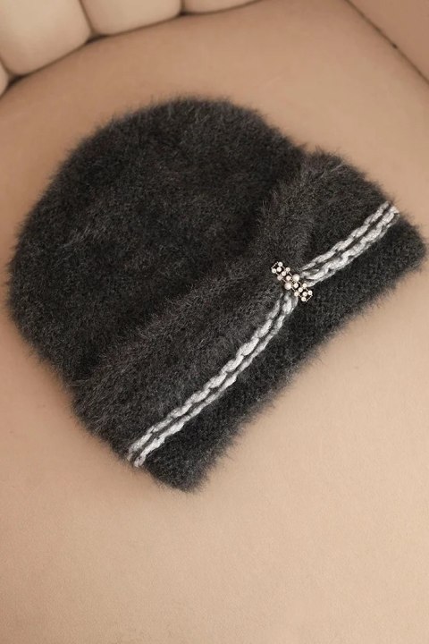 Czapka damska zimowa puszysta z perełkami i ozdobnym splotem grafitowa