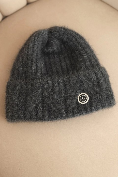 Czapka damska zimowa z puszystej dzianiny i z eleganckim guzikiem grafitowa