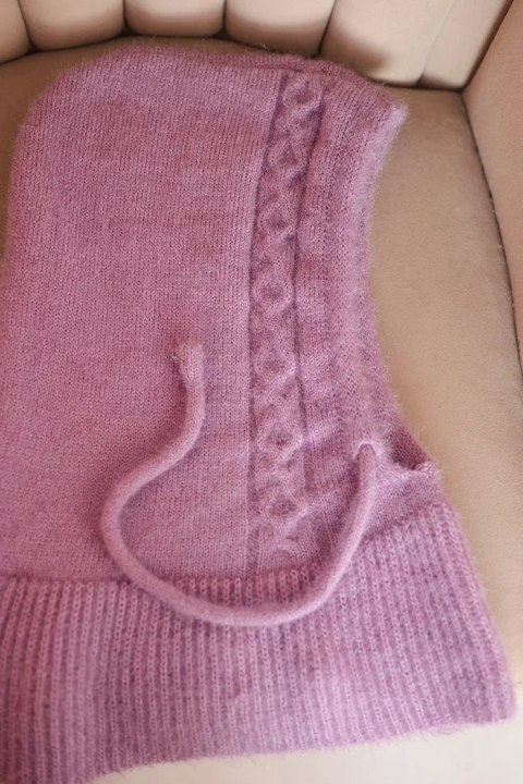 Czapka kaptur damski z wiązaniem i warkoczowym splotem jasno fioletowa