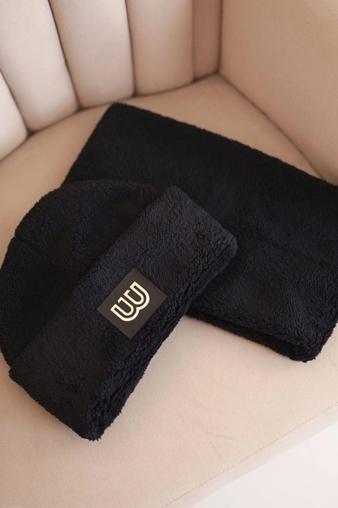 Komplet damski polarowy czapka i komin z ozdobną naszywką czarny