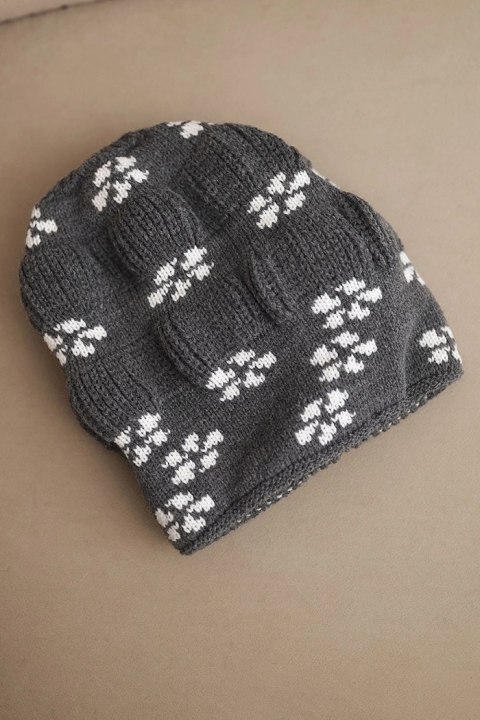 Czapka damska zimowa dzianinowa z wzorem śnieżynek K463 grafitowa