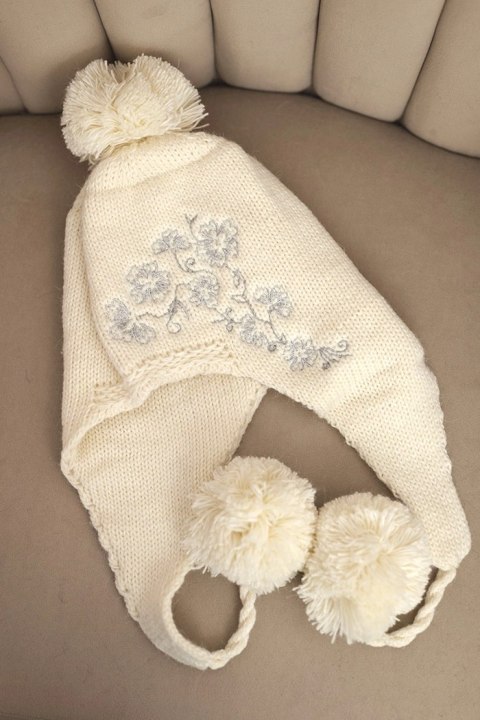 Czapka damska zimowa uszatka z pomponami K431 ecru