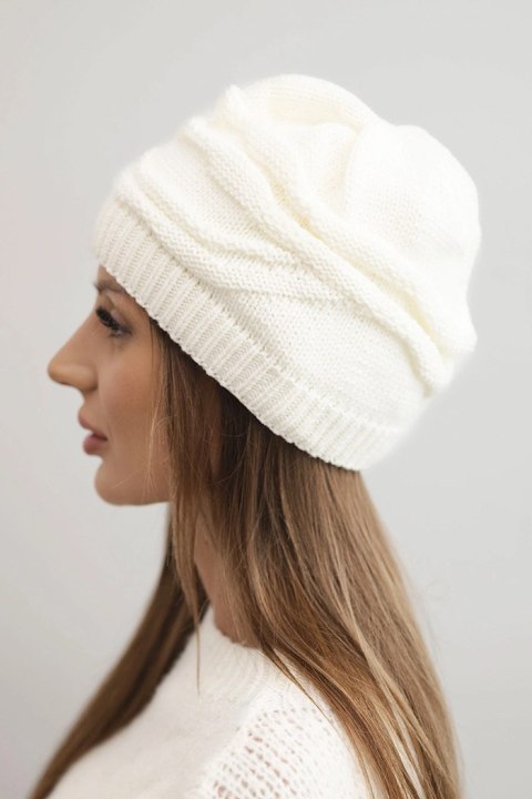 Czapka damska zimowa wełniana z ozdobnym splotem K429 ecru
