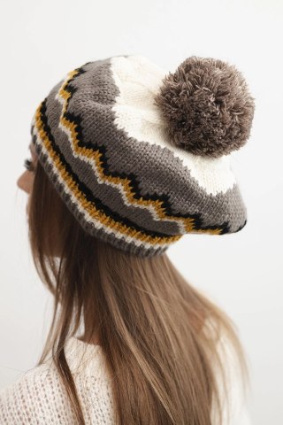 Czapka damska zimowa wełniana z pomponem i kolorowym wzorem K435 ecru + cappucino