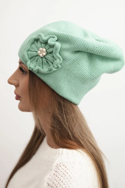 Czapka damska zimowa z ozdobnym kwiatem i perełkami K421 ciemno miętowa