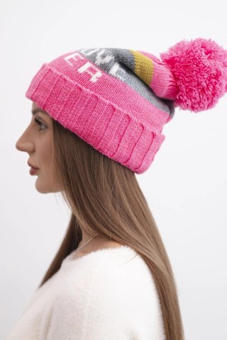 Czapka damska zimowa z wełną i napisem z dużym pomponem K422 jasno różowa