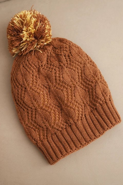 Czapka damska zimowa z wełną w ozdobny splot z pomponem K467 brązowa