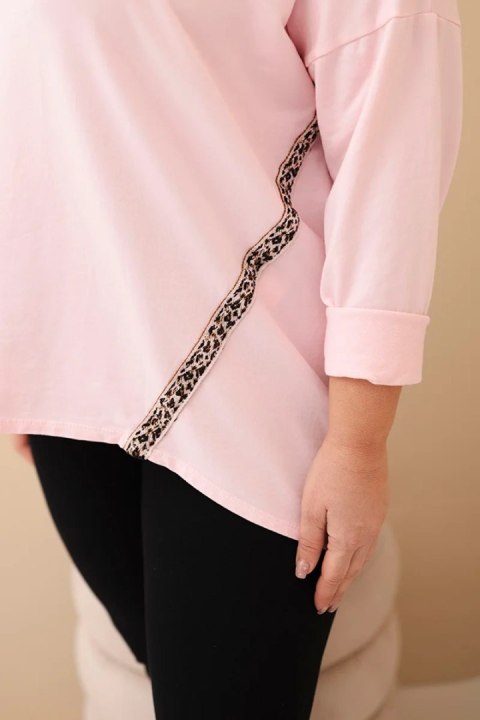 Bluzka damska Plus Size bawełniana z podwijanym rękawem i lampasem w panterkę cukierkowy róż