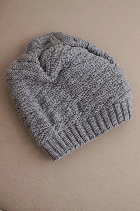 Czapka damska zimowa o klasycznym splocie prążkowanym K439 szara