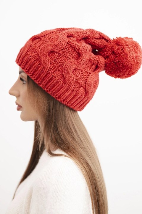 Czapka damska zimowa wełniana z grubym warkoczowym splotem K458 czerwona