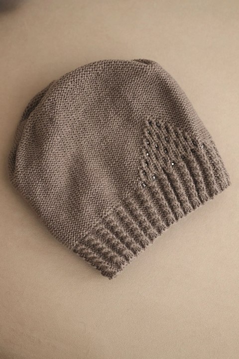 Czapka damska zimowa wełniana z ozdobnym splotem i dżetami K449 mocca