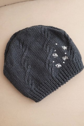 Czapka damska zimowa wełniana z ozdobnymi aplikacjami K468 grafitowa