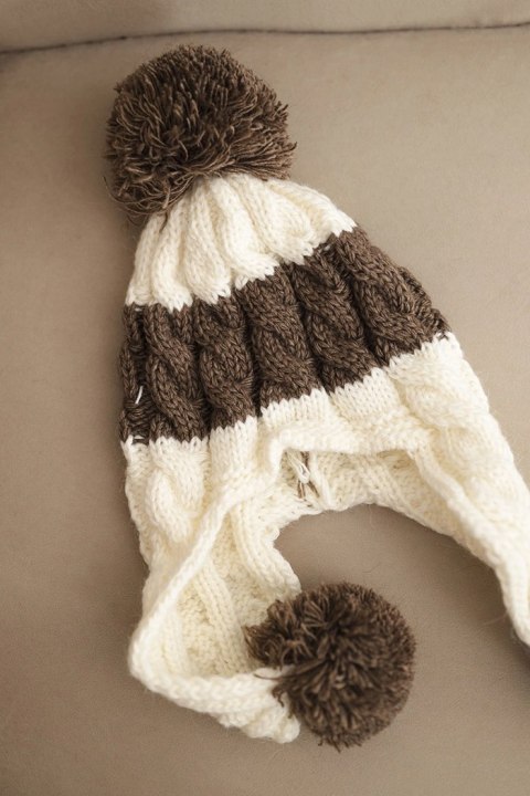 Czapka damska zimowa wełniana z pomponami i nausznikiem K447 ecru + mocca