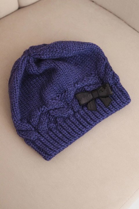 Czapka damska zimowa z ozdobną kokardką i splotem warkoczowym K438 ciemno fioletowa