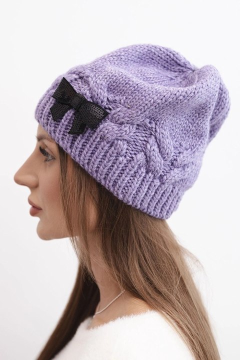 Czapka damska zimowa z ozdobną kokardką i splotem warkoczowym K438 jasno fioletowa