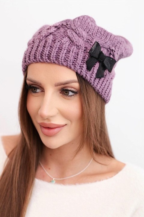 Czapka damska zimowa z ozdobną kokardką i splotem warkoczowym K438 śliwkowa