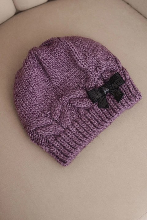 Czapka damska zimowa z ozdobną kokardką i splotem warkoczowym K438 śliwkowa