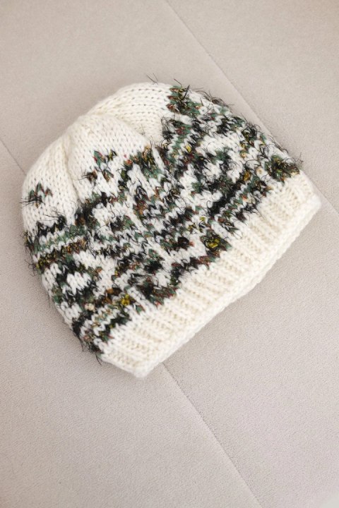 Czapka damska wełniana zimowa z norweskim wzorem K354 ecru+ciemny zielony