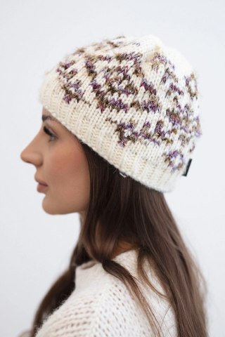 Czapka damska zimowa w kolorowe wzory z grubym ściągaczem K353 ecru+fioletowy
