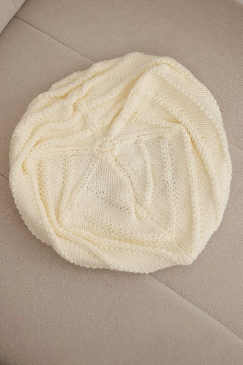 Czapka damska zimowa wełniana o luźnym fasonie i ozdobnym splocie K378 ciemne ecru