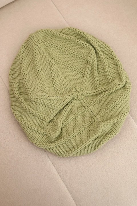 Czapka damska zimowa wełniana o luźnym fasonie i ozdobnym splocie K378 khaki