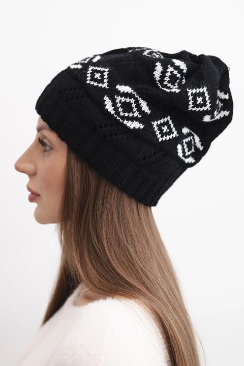 Czapka damska zimowa wełniana z geometrycznym wzorem K434 czarny + biały