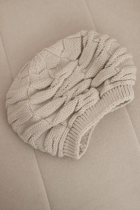 Czapka damska zimowa wełniana z ozdobnym splotem i dżetami K397 beżowa