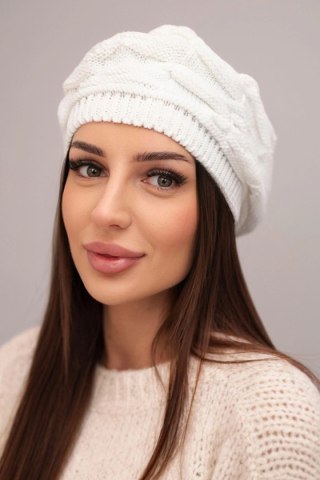 Czapka damska zimowa wełniana z ozdobnym splotem i dżetami K397 biała