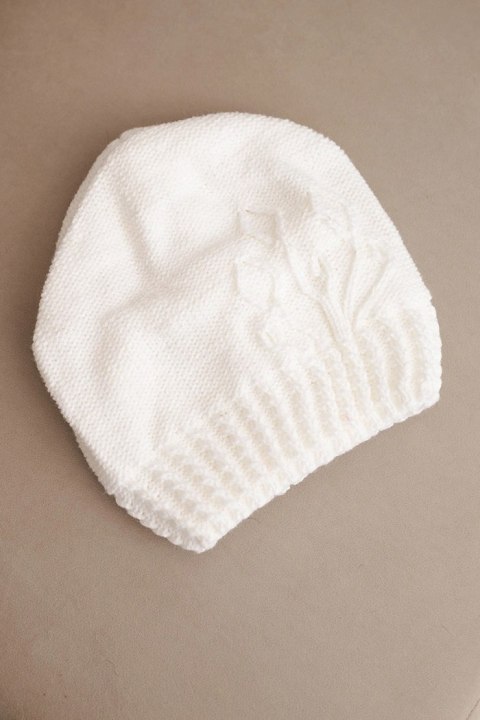 Czapka damska zimowa wełniana z ozdobnym tłoczeniem K474 biała