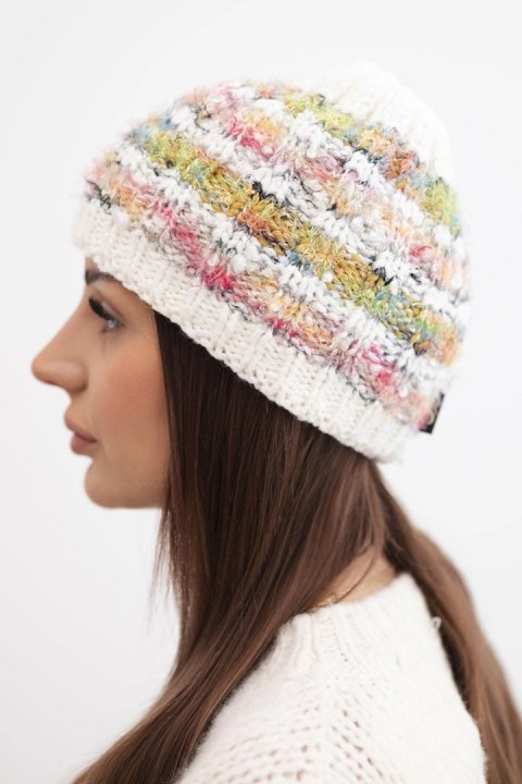 Czapka damska zimowa z kolorową przędzą i elastycznym ściągaczem K352 biały+zielony+różowy neon