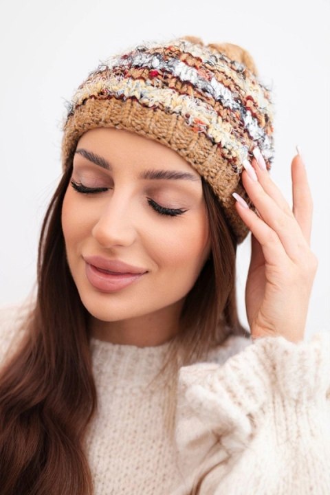 Czapka damska zimowa z kolorową przędzą i elastycznym ściągaczem K352 camelowa