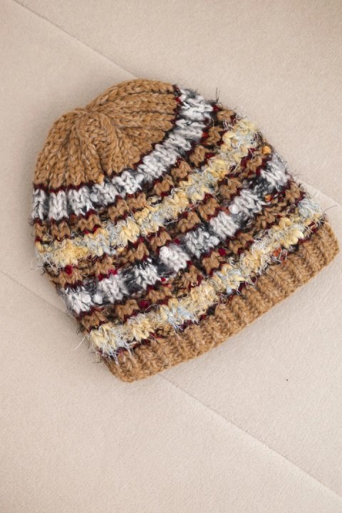 Czapka damska zimowa z kolorową przędzą i elastycznym ściągaczem K352 camelowa