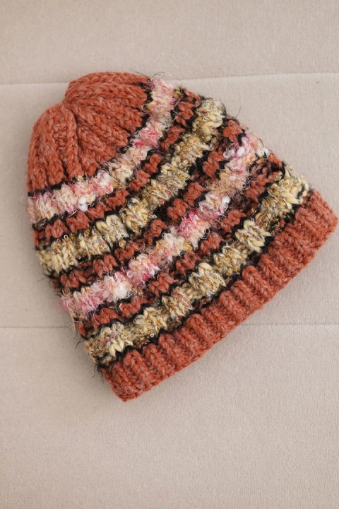 Czapka damska zimowa z kolorową przędzą i elastycznym ściągaczem K352 ruda