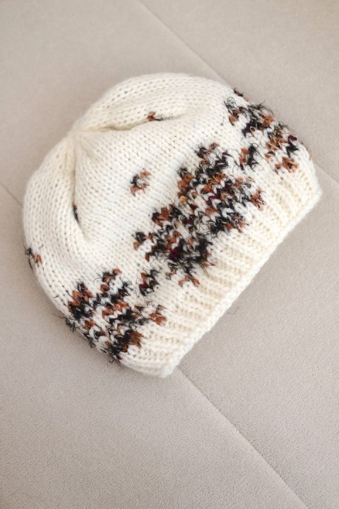 Czapka damska zimowa z norweskim wzorem i grubym splotem K351 ecru+rudy