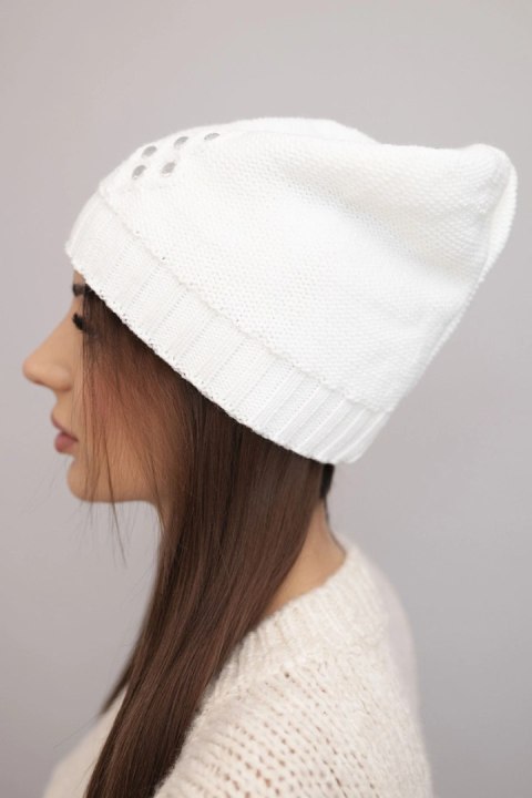 Czapka damska zimowa z ozdobnym kwiatkiem i cyrkoniami K400 biała