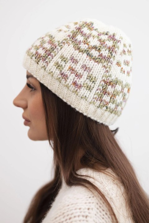 Czapka zimowa damska z kolorową przędzą i grubym ściągaczem K355 ecru+khaki+ciemny różowy