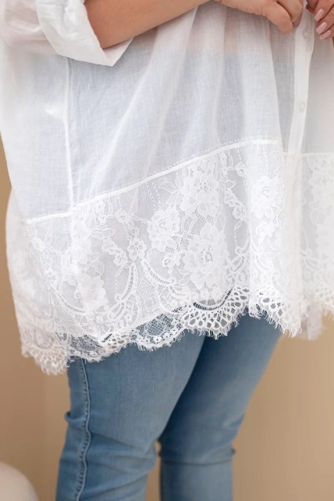 Koszula damska Plus Size bawełniana przecierana z koronkowym wykończeniem biała