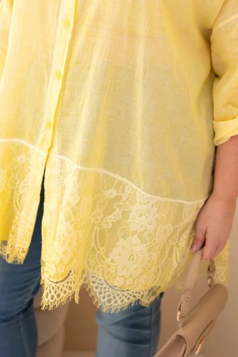 Koszula damska Plus Size bawełniana przecierana z koronkowym wykończeniem żółta