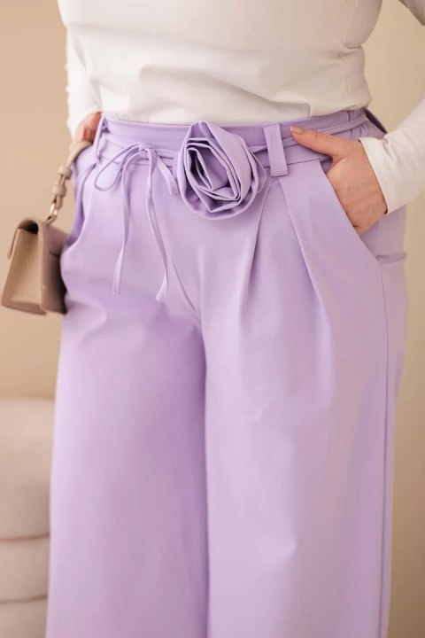 Spodnie damskie Plus Size z szeroką nogawką i ozdobnym kwiatem w talii fioletowe